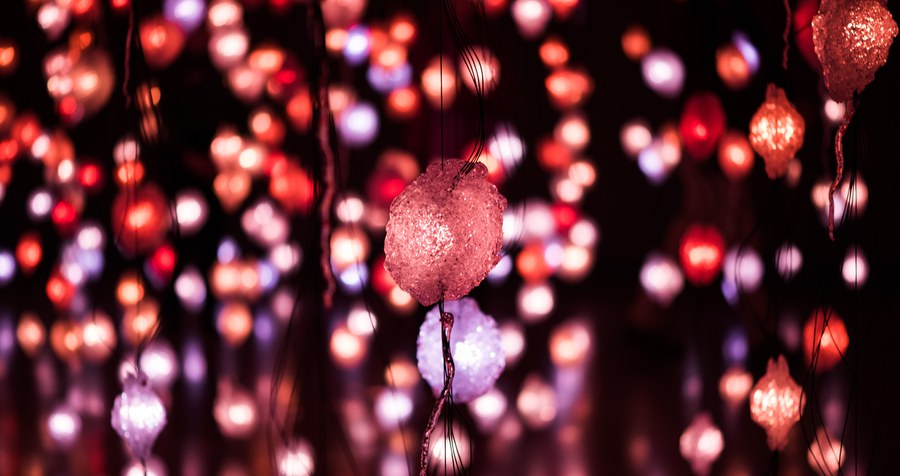 Bunte Lichter in rot und lila